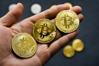 Цена биткойна опустилась ниже $63 000: распродажа в технологическом секторе ударила по рисковым активам